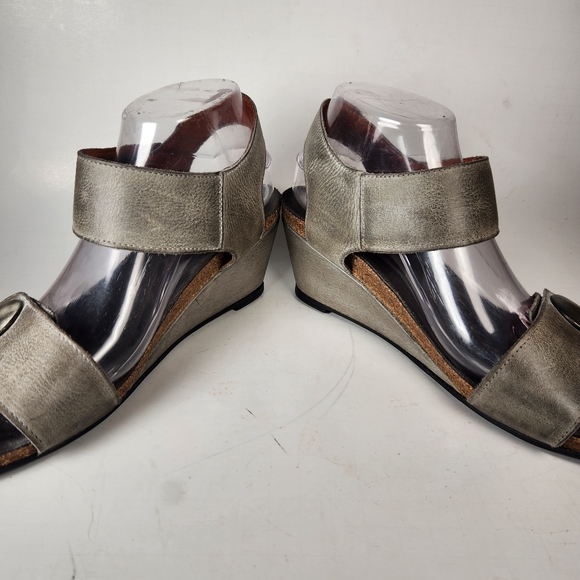 TAOS Women's Carousel Sandal Size 40 / 9 Gray Distressed Leather Wedge Shoe - Picture 4 of 10